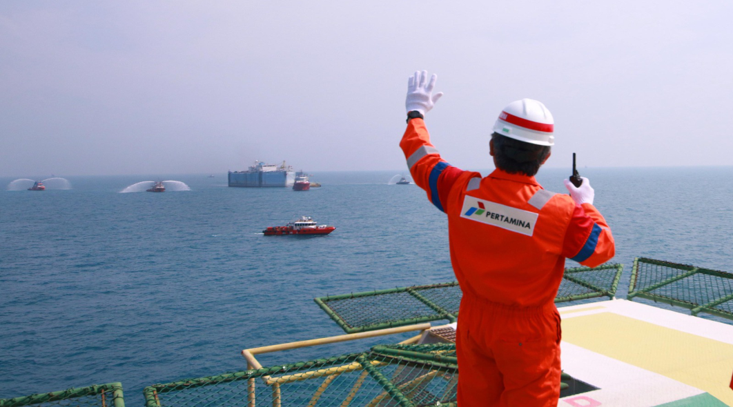 One of the Pertamina Hulu Energi ONWJ management team members gathered to bid farewell to the Floating Storage and Offloading (FSO) Arco Ardjuna at the Central Plant Platform of Pertamina Hulu Energi (PHE) Offshore West North Java (ONWJ) off the northern coast of West Java, on Saturday, August 17, 2024, waving and sounding trumpets. Arco Ardjuna, which operated for over 50 years from 1972 to 2024, was the first oil storage facility in Indonesia and played a crucial role in the country's oil and gas industry. It made a significant contribution by storing and distributing approximately 1.28 billion barrels of crude oil, with 4,350 oil liftings from the ONWJ block. The retirement of FSO Arco Ardjuna in 2024 marks a milestone that needs to be documented and publicized. FSO Arco Ardjuna has been the oil storage facility for PHE ONWJ since 1972. Due to safety requirements and standards, FSO Arco Ardjuna will be retired in August 2024 after more than five decades of operation. It was the first FSO in Indonesia and the oldest still in operation globally. It will be replaced by FSO AP. (Petromindo/Dasir)