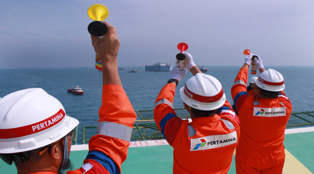 Trumpets were sounded during the farewell of the Floating Storage and Offloading (FSO) Arco Ardjuna at the Central Plant Platform of Pertamina Hulu Energi (PHE) Offshore West North Java (ONWJ) off the northern coast of West Java on Saturday, August 17, 2024. Arco Ardjuna, which operated for more than 50 years from 1972 to 2024, was the first oil storage facility in Indonesia and played a crucial role in the country's oil and gas industry. It made a significant contribution by storing and distributing approximately 1.28 billion barrels of crude oil, with 4,350 oil liftings from the ONWJ block. The decommissioning of FSO Arco Ardjuna in 2024 represents a milestone that needs to be documented and publicized. FSO Arco Ardjuna has been the oil storage facility for PHE ONWJ since 1972. Due to safety requirements and standards, FSO Arco Ardjuna will be retired in August 2024 after more than five decades of operation. It was the first FSO in Indonesia and the oldest still in operation globally. It will be replaced by FSO AP. (Petromindo/Dasir)
