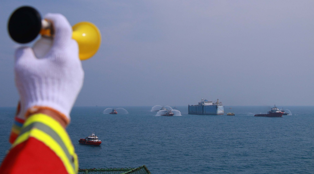 Trumpets were sounded during the farewell of the Floating Storage and Offloading (FSO) Arco Ardjuna at the Central Plant Platform of Pertamina Hulu Energi (PHE) Offshore West North Java (ONWJ) off the northern coast of West Java on Saturday, August 17, 2024. Arco Ardjuna, which operated for more than 50 years from 1972 to 2024, was the first oil storage facility in Indonesia and played a crucial role in the country’s oil and gas industry. It made a significant contribution by storing and distributing approximately 1.28 billion barrels of crude oil, with 4,350 oil liftings from the ONWJ block. The retirement of FSO Arco Ardjuna in 2024 represents a milestone that needs to be documented and publicized. FSO Arco Ardjuna has been the oil storage facility for PHE ONWJ since 1972. Due to safety requirements and standards, it will be retired in August 2024 after more than five decades of operation. It was the first FSO in Indonesia and the oldest still in operation worldwide. It will be replaced by FSO AP. (Petromindo/Dasir)