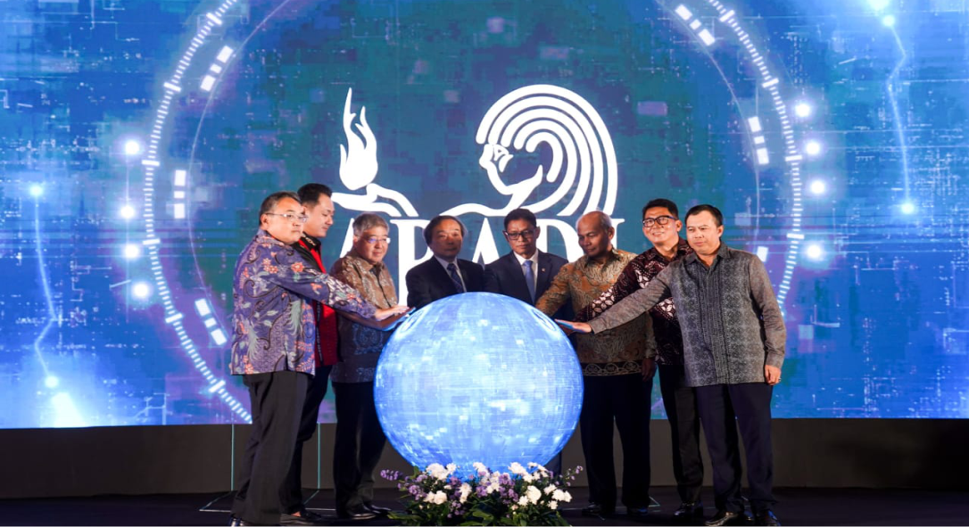 (Left to right): Hiroyuki Mori, Executive Vice President of Energy Business and Member of the Board at the Japan Organization for Metals and Energy Security (JOGMEC); Ricky Jauwerissa, Regent of Tanimbar; Masaki Yasushi, Japanese Ambassador to Indonesia; Takayuki Ueda, President and CEO of INPEX Corporation; Yuliot Tanjung, Deputy Minister of Energy and Mineral Resources (ESDM); Djoko Siswanto, Head of the Special Task Force for Upstream Oil and Gas Business Activities (SKK Migas); Atep Salyadi Dariah Saputra, Director of Strategy, Portfolio, and Business Development at PT Pertamina; and M. Nazlee Rasol, Vice President of Development, Upstream at Petronas, attend the “Abadi LNG Project Front-End Engineering and Design (FEED) Phase Commencement Inauguration and Press Conference” at Hotel Mulia, Jakarta, on August 28, 2025. The project is operated by Japan’s INPEX Corporation through its subsidiary, INPEX Masela, Ltd. (Lucky Ebenhaezer)