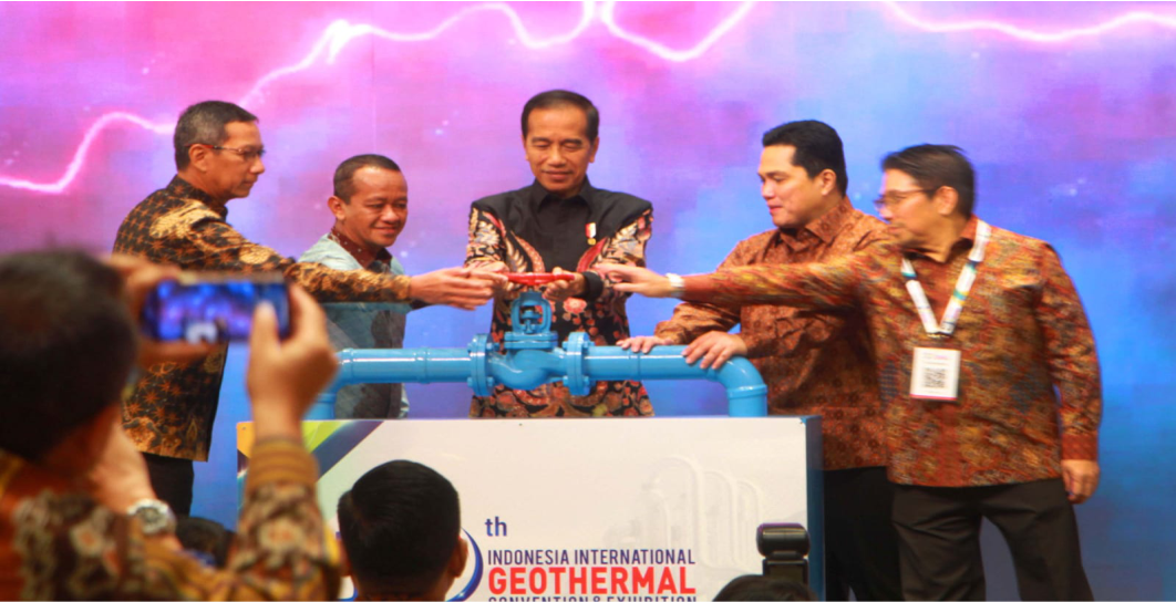 President Joko Widodo (center), accompanied by State-Owned Enterprises Minister Erick Thohir, Energy and Mineral Resources Minister Bahlil Lahadalia, Acting Governor of Jakarta Heru Budi Hartono, and Chairman of the Indonesian Geothermal Association Julfi Hadi, pressed the lever symbolically at the opening of the Indonesia International Geothermal Convention and Exhibition 2024 in Jakarta, Wednesday (18/9/2024). In his speech, President Joko Widodo emphasized the need to optimize the 24,000 MW geothermal energy potential to support green energy. (Petromindo/Mudasir)