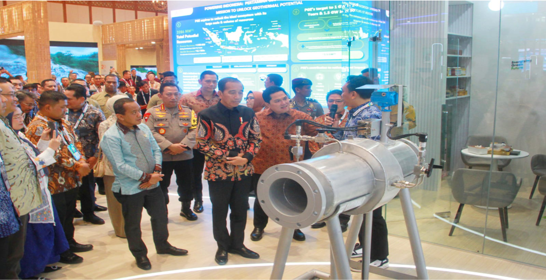 President Joko Widodo (center), accompanied by State-Owned Enterprises Minister Erick Thohir and Energy and Mineral Resources Minister Bahlil Lahadalia, visited one of the booths at the opening of the Indonesia International Geothermal Convention and Exhibition 2024 in Jakarta, Wednesday (18/9/2024). In his speech, President Joko Widodo emphasized the need to optimize the 24,000 MW geothermal energy potential to support green energy.