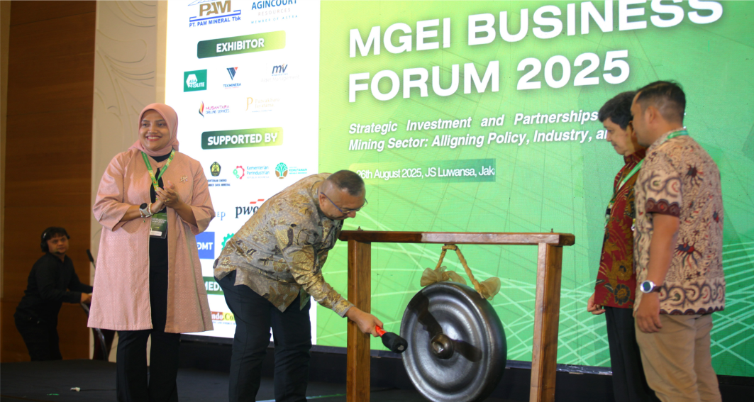 (Left to right) Rosalyn Wullandhary, Chairperson of MGEI; Dedi Latip, Deputy for Investment Planning at the Ministry of Investment and Downstream Industry/BKPM; Hendra Gunawan, Director of Mineral and Coal Engineering and Environment at the Ministry of Energy and Mineral Resources (ESDM); and Rizki Arianto, Chairperson of the Business Forum 2025, officially opened the MGEI Business Forum 2025 in Jakarta on Tuesday (August 26, 2025). (Lucky Ebenhaezer)