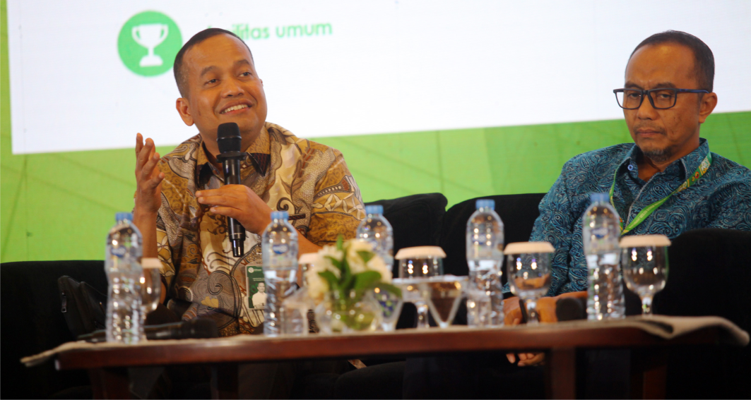 (Left) Doni Sri Putra, Director of Forest Area Utilization at the Directorate General of Forestry Planning, Ministry of Forestry, said the estimated area of mining activity in forest zones is 296,807 hectares; (right) Bisman Bakhtiar, Executive Director of the Center for Energy and Mining Law Studies, at the MGEI Business Forum 2025 in Jakarta, Tuesday (August 26, 2025). (Lucky Ebenhaezer)