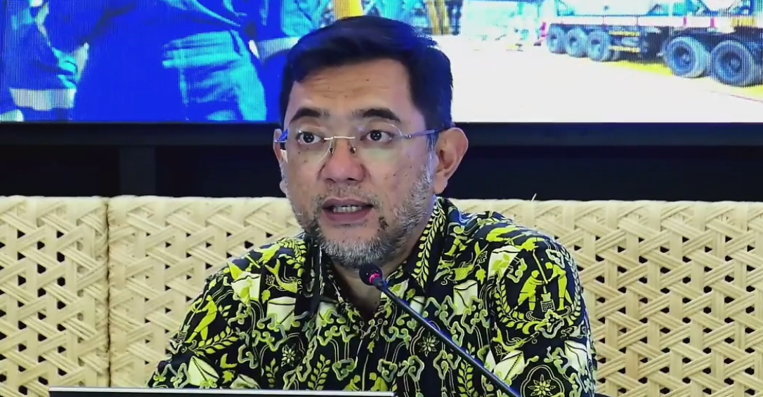 Catur Dermawan, Director of Finance at PT Perusahaan Gas Negara Tbk, speaks during a public expose meeting on Wednesday, September 10, 2025. He stated that the company’s consolidated revenue for the first half of 2025 reached US$1.9 billion, up 5% from US$1.8 billion in the same period last year. The growth was driven by higher revenue from the commercial, gas transmission and regasification, oil transportation, gas processing, and fiber optic segments. (Lucky Ebenhaezer)