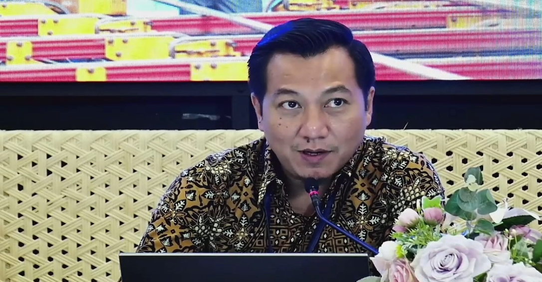 Aldiansyah Idham, Director of Commerce at PT Perusahaan Gas Negara Tbk, speaks during a public expose meeting on Wednesday, September 10, 2025. He explained that as of the first half of 2025, PGN’s gas supply mix comprised 90% pipeline gas and 10% LNG. Of the total gas supply, 43% came from the Pertamina Group, while the remaining 57% came from other suppliers, including the Corridor Block—PGN’s largest source in the Sumatra region. Regarding customer consumption, PGN’s six largest customer groups consisted of power plants (27%), chemicals (18%), ceramics (10%), food (9%), iron (6%), and glass (5%), with the remaining 25% comprising various sectors including fertilizers. As of June 2025, 43% of the 832 BBTUD commercial volume was supplied at a specific natural gas price. (Lucky Ebenhaezer)