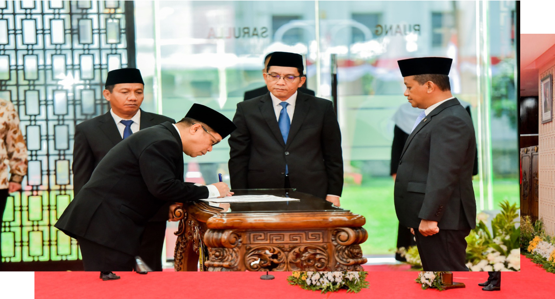 (Left to right) Laode Sulaeman, newly appointed Director General of Oil and Gas, signs his appointment letter at the Ministry of Energy and Mineral Resources, witnessed by Tri Winarno, Acting Director General of Oil and Gas; Dadan Kusdiana, Secretary General of the Ministry; and Bahlil Lahadalia, Minister of Energy and Mineral Resources. The inauguration took place at the ESDM Ministry in Jakarta on Friday (August 29, 2025). (Lucky Ebenhaezer)