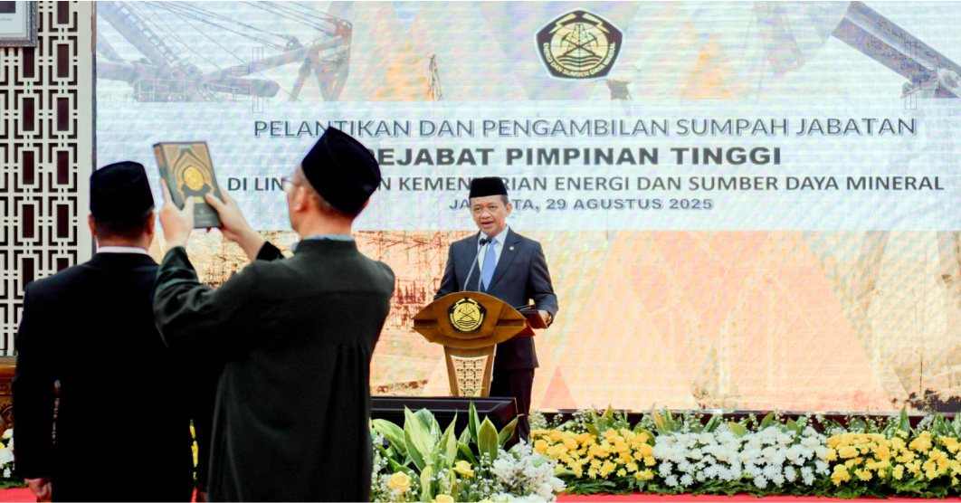 Minister of Energy and Mineral Resources Bahlil Lahadalia leads Laode Sulaeman in taking the oath of office as the new Director General of Oil and Gas (Dirjen Migas). The inauguration ceremony was held at the ESDM Ministry in Jakarta on Friday (August 29, 2025). (Lucky Ebenhaezer)