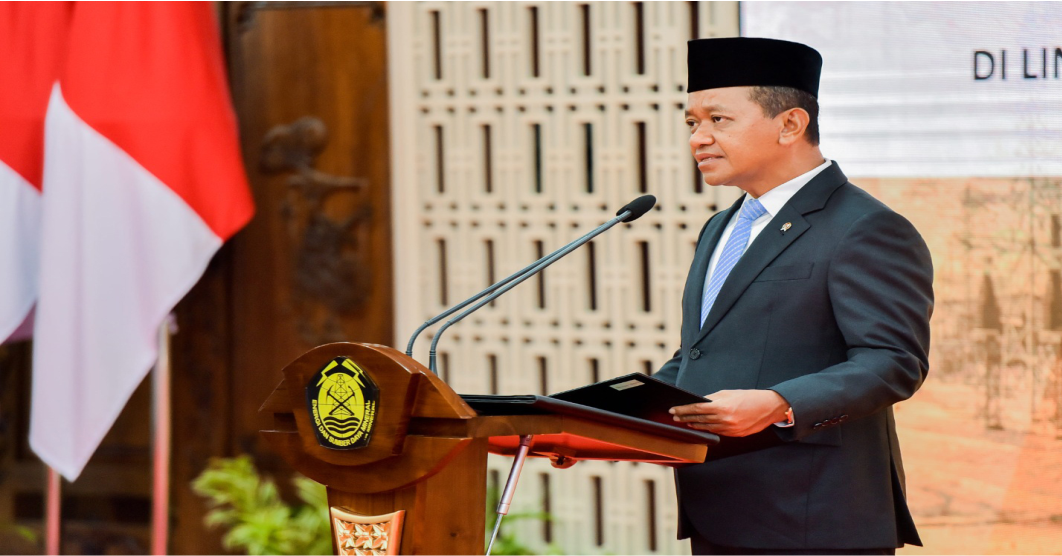Minister of Energy and Mineral Resources Bahlil Lahadalia gives directives to Laode Sulaeman, the newly appointed Director General of Oil and Gas (Dirjen Migas), following his inauguration. The event took place in Jakarta on Friday (August 29, 2025). (Lucky Ebenhaezer)